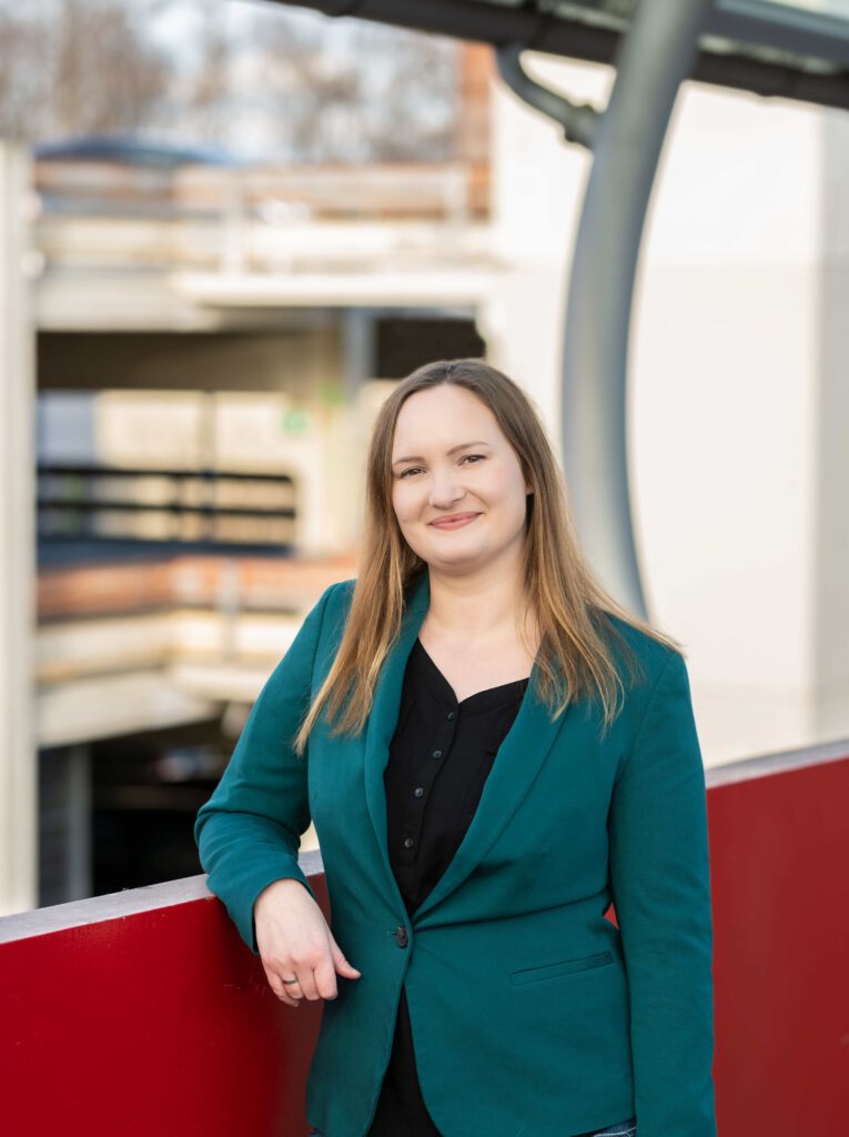 Die Mikrobiomforscherin Dr. Johanna Nelkner an der Universität Bielefeld